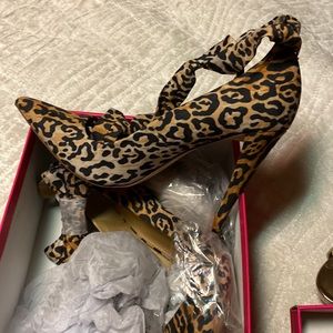 There brand new I ordered off of shoe dazzle they don’t fit me.